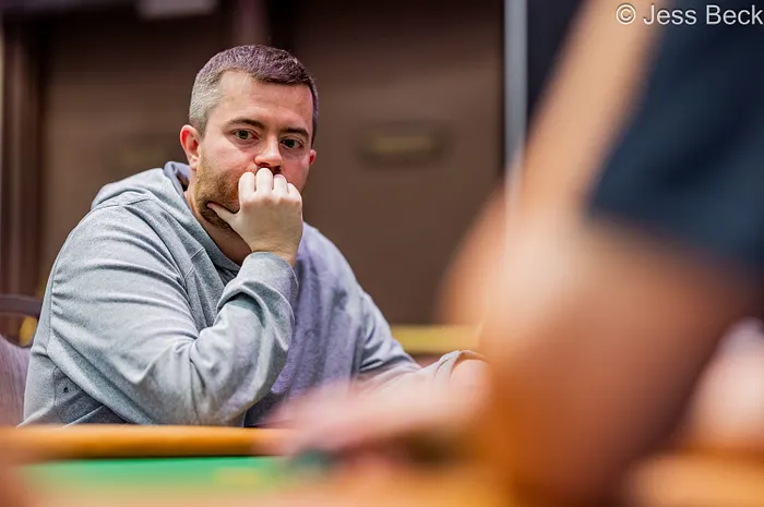 Кейс: DJ Mackinnon в 15‑й раз играет WSOP Main Event и идет за первой выплатой — комментарий экспертов